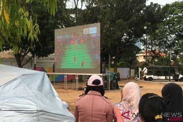 Pencinta "Minions" rela panas-panasan nonton di luar Istora