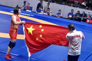 Raih emas, pegulat China angkat sang pelatih