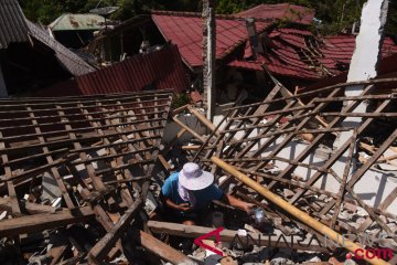 Korban Gempa Selamatkan Barang