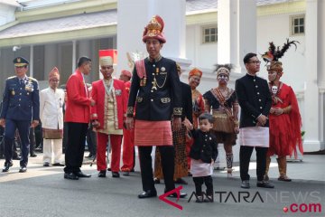 Presiden kenakan busana adat Aceh dalam upacara perayaan HUT RI ke-73