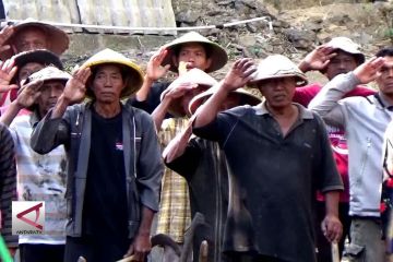 Petani dan pedagang keliling peringati upacara Hut RI