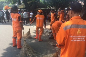 "Pasukan Oranye" dikerahkan pungut sampah di depan KPU