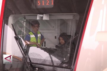 Tantangan Sadiyah jadi masinis LRT