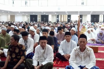 Masyarakat terima daging kurban Masjid Hasyim Asy'ari Kamis