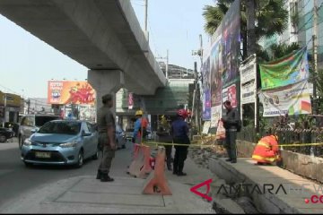 Petugas amankan saluran gas bocor di gorong-gorong Jalan Fatmawati