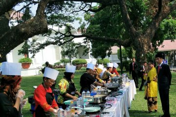 Presiden saksikan aksi memasak ikan di halaman Istana