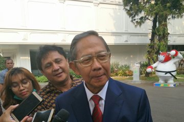 Mantan Menko Ekuin hadiri pelantikan putranya di Istana Negara