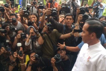 Jokowi kenakan kemeja putih hadiri pertemuan koalisi