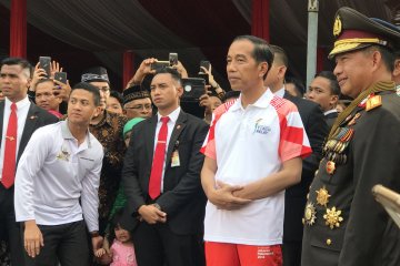 Torch relay Asian Games meriahkan upacara penurunan bendera di istana