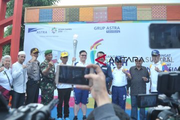 Obor Asian Games melintasi Jembatan Ampera