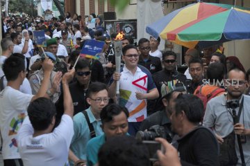 Obor Asian Games melintasi Jembatan Ampera