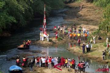Upacara Bendera Di Sungai Ciliwung