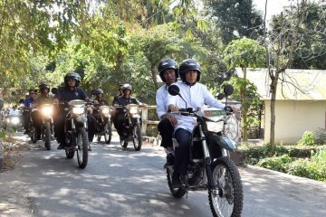 Presiden naik motor trail ke tempat pengungsian korban gempa