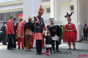 Gaya Jan Ethes, cucu Presiden Jokowi saat upacara kemerdekaan