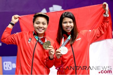 Greysia Polii kalungkan medalinya kepada sang ibu