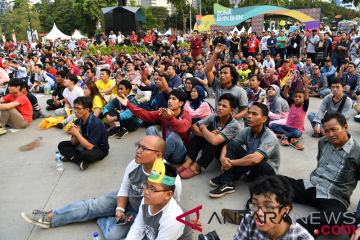 Menonton Tayangan Sepak Bola