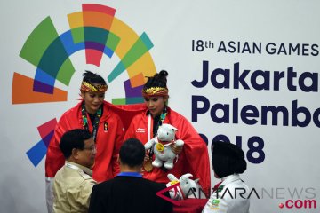 Medali Emas Pencak Silat Seni Ganda Putri Indonesia