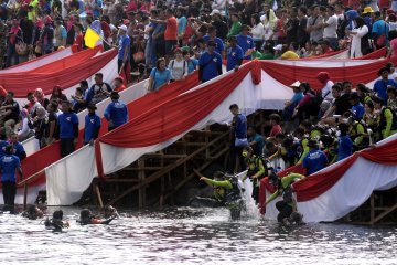 Bendera raksasa siap berkibar di Jembatan Kapuas