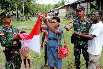 Warga perbatasan Papua serahkan puluhan amunisi kepada TNI
