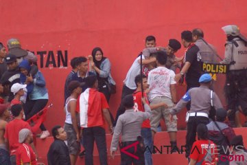 Bentrok Suporter Semen Padang FC