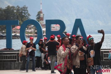 Bumn Hadir - Siswa Papua Barat Kunjungi Danau Toba