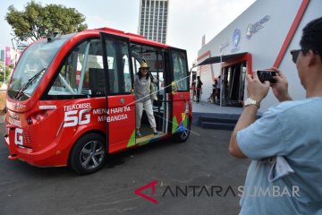 BUS LISTRIK NIRSOPIR TELKOMSEL