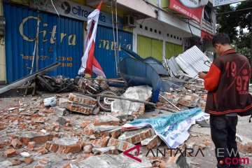 Puing-puing rumah di Lombok masih berserakan