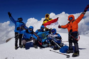 Kado Elpala SMA 68 dari puncak Elbrus Rusia untuk Indonesia