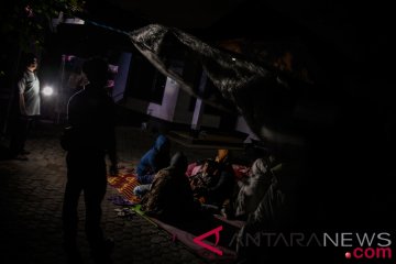 Pengungsi gempa  amankan tenda dari genangan hujan