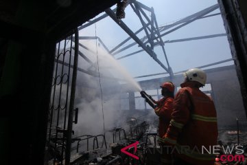 Korsleting listrik akibatkan SMPN 22 Jakbar terbakar