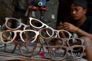 KERAJINAN KACAMATA BERBAHAN KAYU