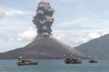 Gunung Anak Krakatau alami 49 kegempaan letusan