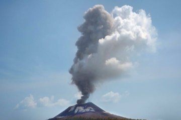 Gunung Anak Krakatau meletus dua kali saat tengah malam