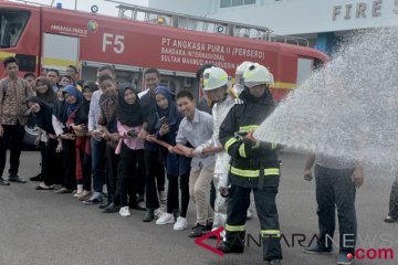 Para siswa SMN Sumsel menaiki "foamtender"