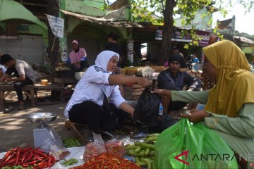 Di Pasar Tanjung, sebagian korban gempa berusaha mengikis duka