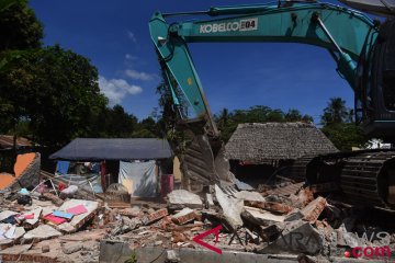 TNI mulai bersihkan puing rumah warga terdampak gempa