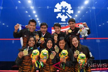 Squash Tim Putra Putri Malaysia Menerima Medali