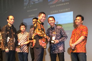 Afut Syafril jurnalis LKBN Antara juara I lomba artikel bidang energi