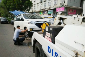 Dishub Jakbar derek 13 mobil terparkir liar di Jalan Daan Mogot