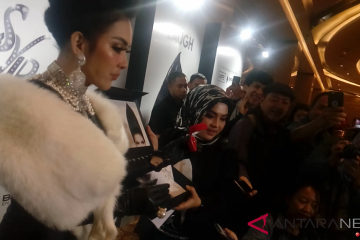 Syahrini hadiahkan cincin emas kepada penonton pembeli tiket Rp 25 juta