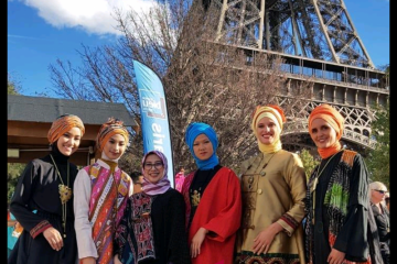 Meeta pragakan busana muslim di kaki  Eiffel