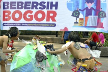 Ridwan Kamil pungut sampah di Kota Bogor