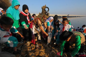 Aksi Bersih Pantai Jembatan Suramadu