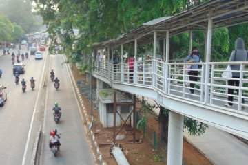 Rangka besi gantikan tiang JPO Halte Sumber Waras