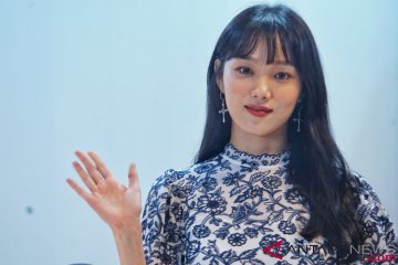 Kemarin, Lee Sung-kyung sapa penggemar Indonesia hingga spesifikasi iPhone XS