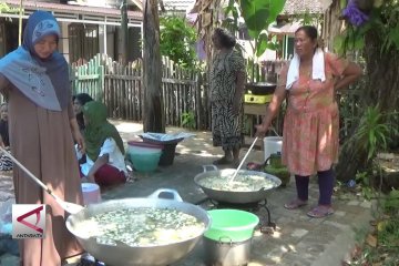 Pererat silaturrahmi dalam tradisi membuat bubur asyura