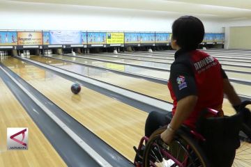 Menpora bertanding bowling dengan Atlet Asian Paragames