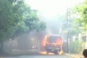 Petugas padamkan Metromini terbakar di Cilandak