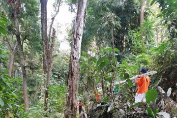 Relawan dan warga pasang penyalur air dari kaki Rinjani