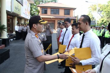 Polrestro Jakbar beri penghargaan warga dan polisi berjasa